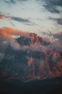 壮丽山峦映霞光