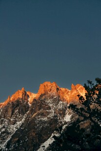 夕阳下的壮丽雪山峰顶