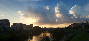 河畔夕阳下的城市天空美丽景致