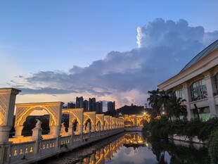 河畔建筑黄昏美景