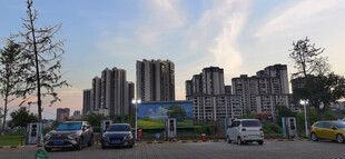 户外停车场与远处建筑