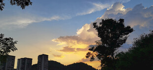 黄昏时分城市天际线美景