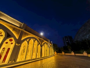夜晚拱形建筑的独特景致