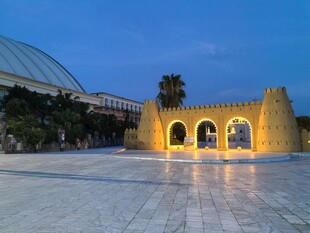 黄昏下的拱门建筑景观