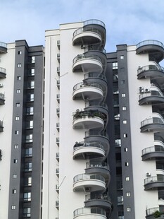 现代灰色高层住宅楼外观