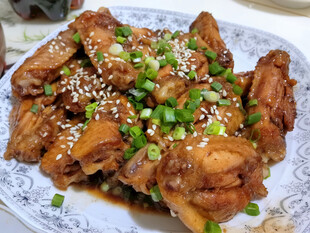美味芝麻葱花红烧鸡翅