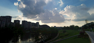 河畔天空风景