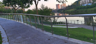 河畔玻璃围墙与金属护栏小路风景