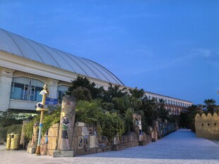 现代风格建筑与绿植景观