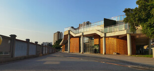 公园里的木质建筑群