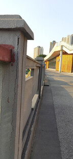 户外河畔围栏与周边景致