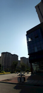 城市街景中的现代建筑
