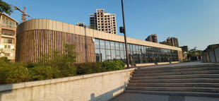 城市木质墙面与玻璃墙面建筑