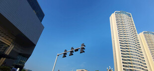 城市街景中的高楼与交通灯