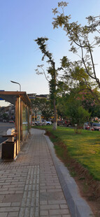城市街边公交站台侧面景观
