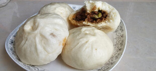美味包子摆于盘中