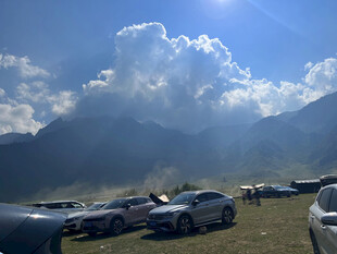 山间停车场的壮丽风景