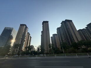 城市高楼林立的宽阔街道