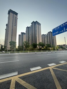 城市道路旁的高楼景观