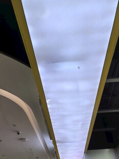 现代建筑内的明亮灯光通道