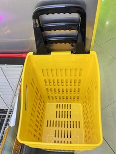 黄色塑料购物篮特写