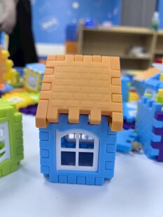蓝色积木小房子模型
