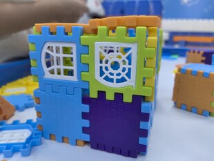 彩色积木拼搭的创意小建筑
