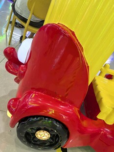 红色卡通造型儿童玩具车局部