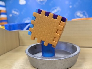 积木玩具置于金属容器中