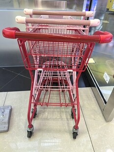 红色超市购物车特写