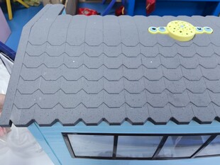 蓝色小屋的灰色瓦房屋顶