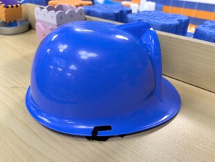 儿童蓝色安全帽特写