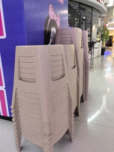 商场内堆叠的米色塑料椅