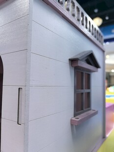 白色建筑墙面与窗户模型