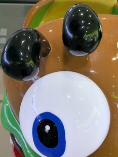 逼真眼球与黑色物件摆件