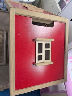 红色小屋模型带方形小窗