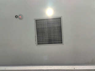 天花板通风口与指示灯