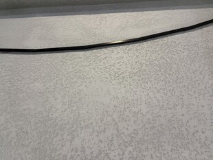 灰色墙面上的黑色线条
