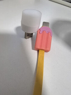 可爱粉色数据线与白色小夜灯