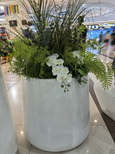 白色花盆中的仿真绿植花卉