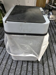 白色透明罩覆盖的灰色垃圾桶