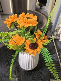 白色花瓶中的工艺向日葵插花