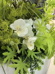 仿真白色花卉与翠绿植物组合