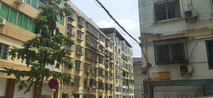 城市街边多层居民楼