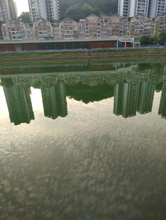 城市建筑在水面的倒影
