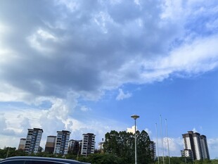 城市上空的蓝天白云景象