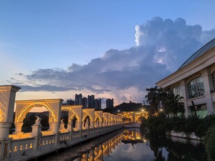 河畔桥梁夜景