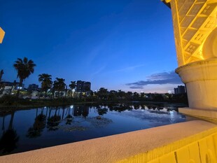 黄昏下的城市水边景致