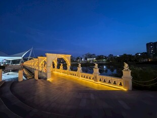 夜幕下的璀璨桥梁景观