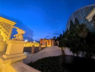 城市黄昏下的建筑与雕塑景观